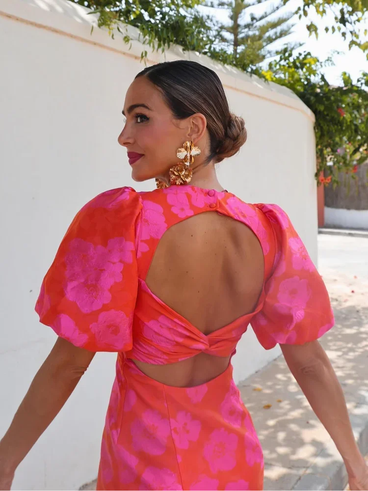 Pink puff sleeve mini dress with floral pattern ideal for summer days. Feminine and trendy with a cute and playful design.
