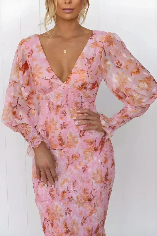 Floral midi dress with sleeves in a soft and elegant design, perfect for any occasion.