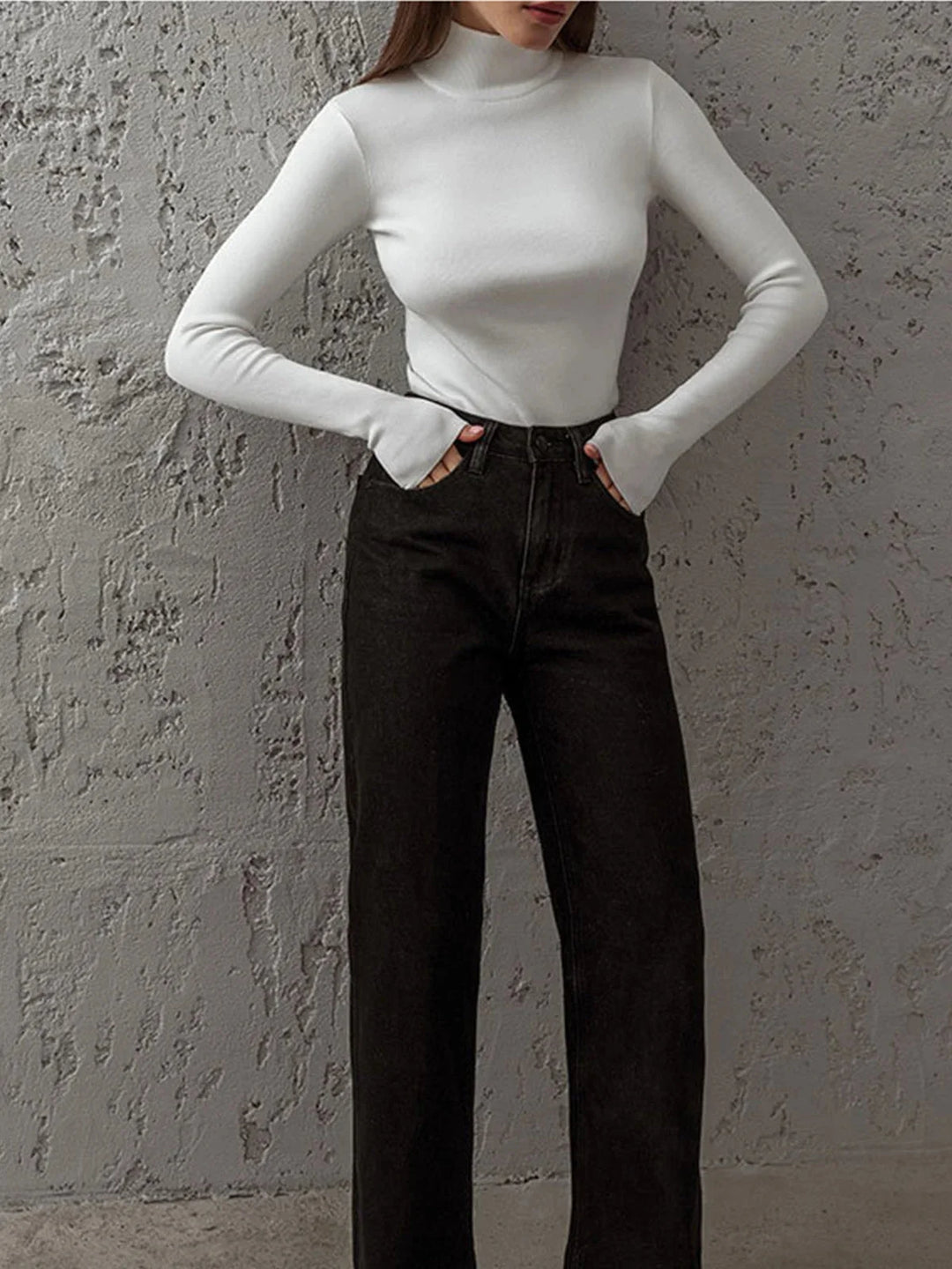 Seamless turtleneck in a versatile design by Amiracle, ideal for layering.