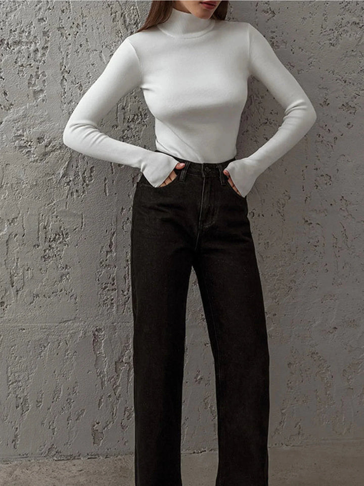 Seamless turtleneck in a versatile design by Amiracle, ideal for layering.