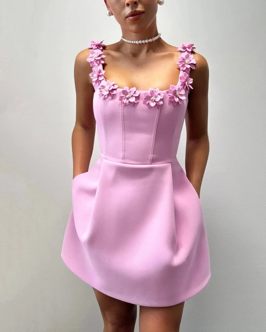 "Sleeveless pink dress with elegant floral details, perfect for summer days. Soft and breathable fabric for a comfortable…