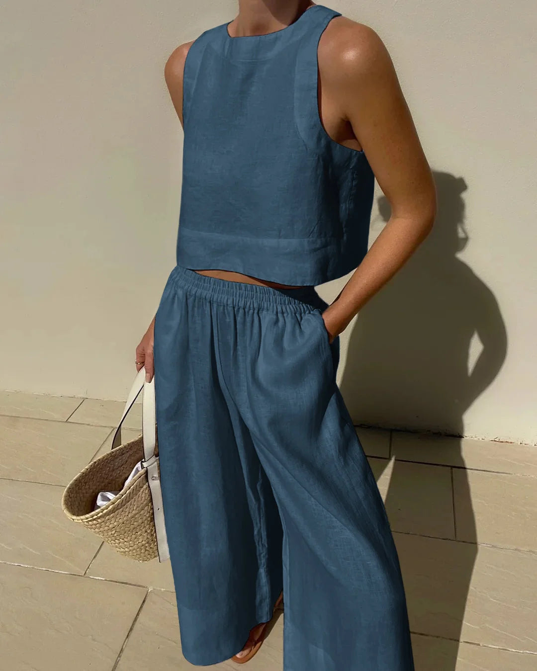 "Sleeveless top and flowing pants set, made of light and breezy fabric, perfect for casual or formal wear."