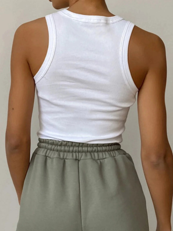 Sleeveless ribbed tank top in Beverly style, versatile and stylish for any outfit with a soft and stretchy fabric.