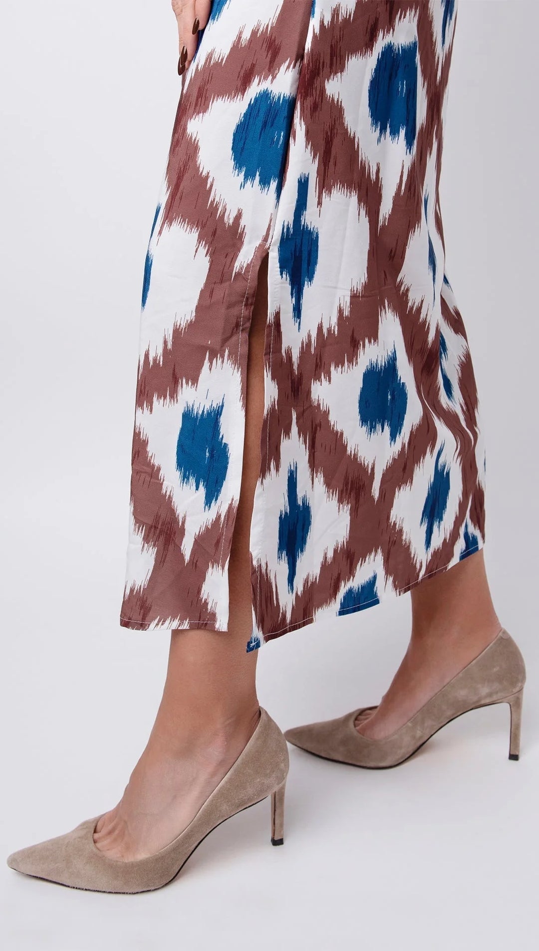 "Sleeveless maxi dress with V-neck in soft cotton, perfect for summer days"