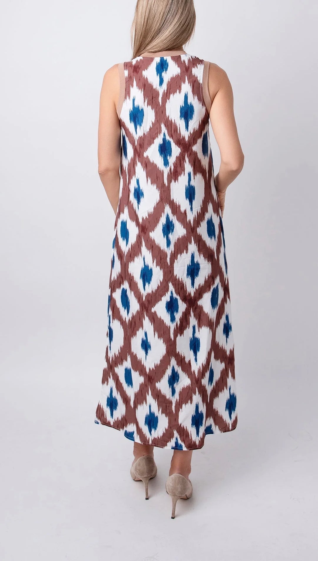 "Sleeveless maxi dress in navy blue featuring a V-neck and flowy silhouette perfect for summer days"