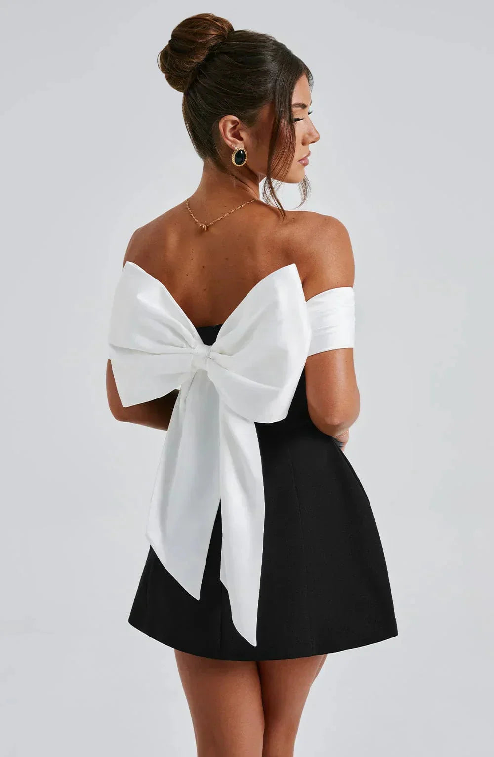 Off-shoulder mini dress with two-tone design, made of breathable fabric.