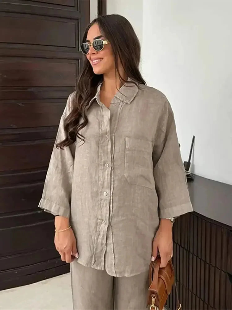 Grey two-piece set 'Cassia' made of soft jersey fabric with relaxed fit top and drawstring waist pants. Versatile and…