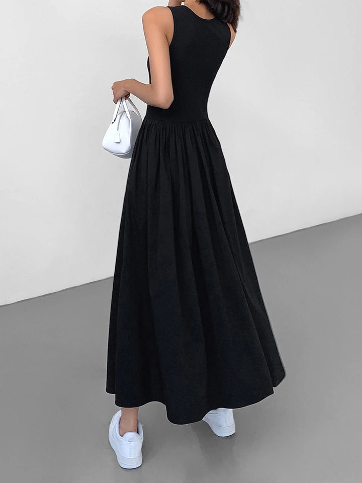 Sleeveless jersey dress with gathered waist in a flattering and comfortable design, ideal for everyday wear or casual events.