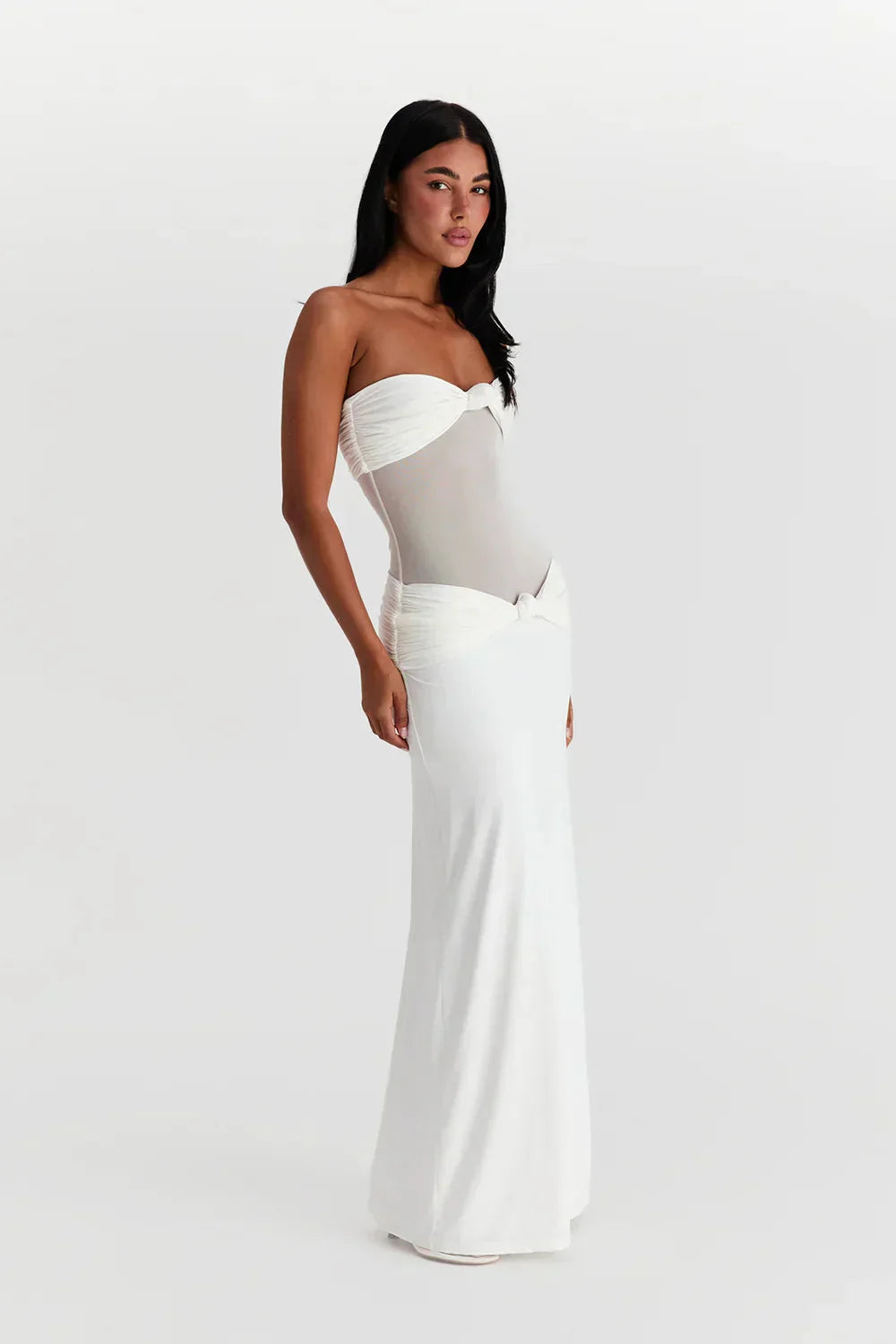 Women's strapless maxi dress with mesh bodice, perfect for summer events. Feminine and trendy design with a flattering…