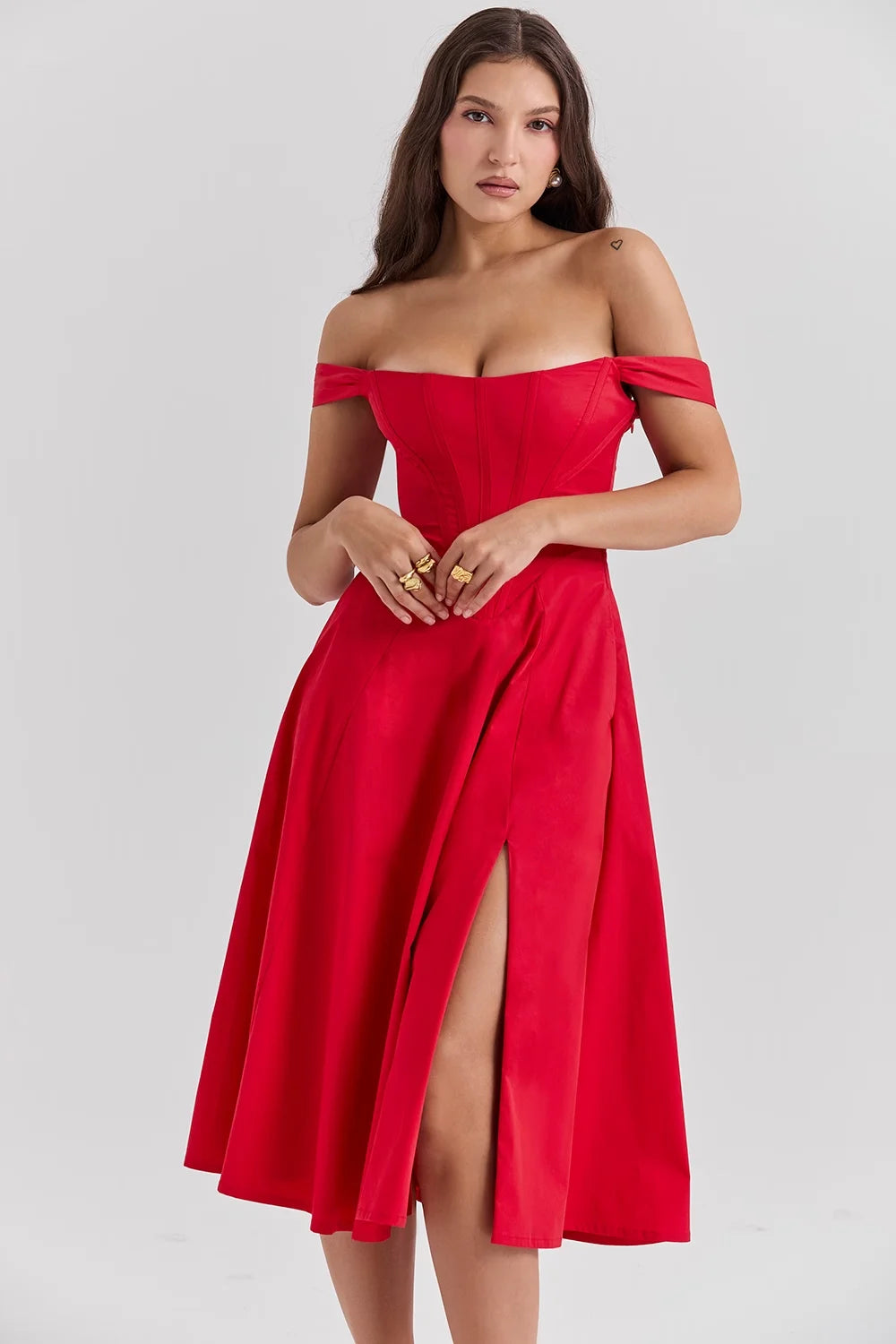 Floral midi dress with shapely seams in lightweight cotton blend fabric, perfect for a romantic look.