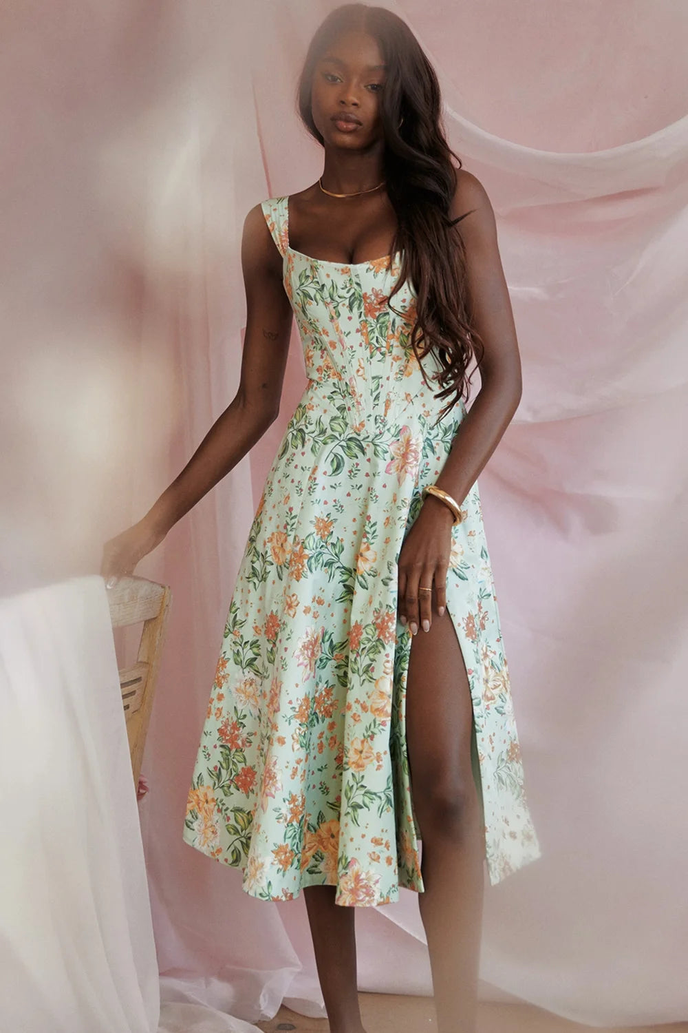 Floral midi dress with shapely seams made of comfortable fabric in a dreamy design.
