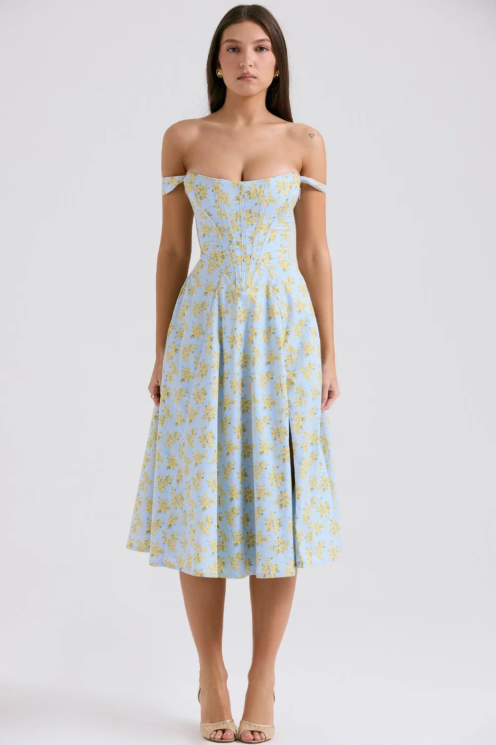 Blue floral midi dress with shapely seams, perfect for any occasion. Made from high-quality fabric with a flattering fit.