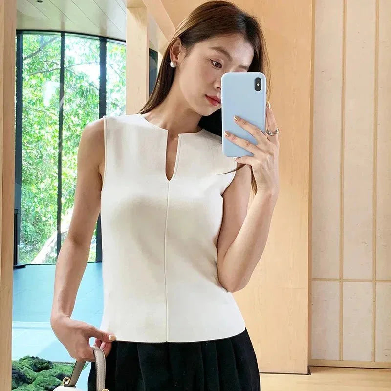 White sleeveless top with keyhole detail, perfect for warm weather. Made from lightweight, breathable fabric with a stylish…