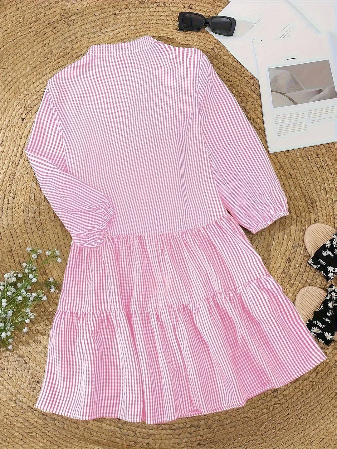Buttoned striped dress with collar, featuring a classic design in woven cotton fabric. Perfect for a casual yet stylish look.