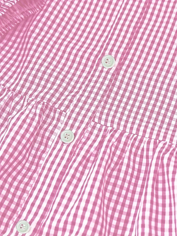 Striped dress with collar and button detail, made from comfortable and stylish material.