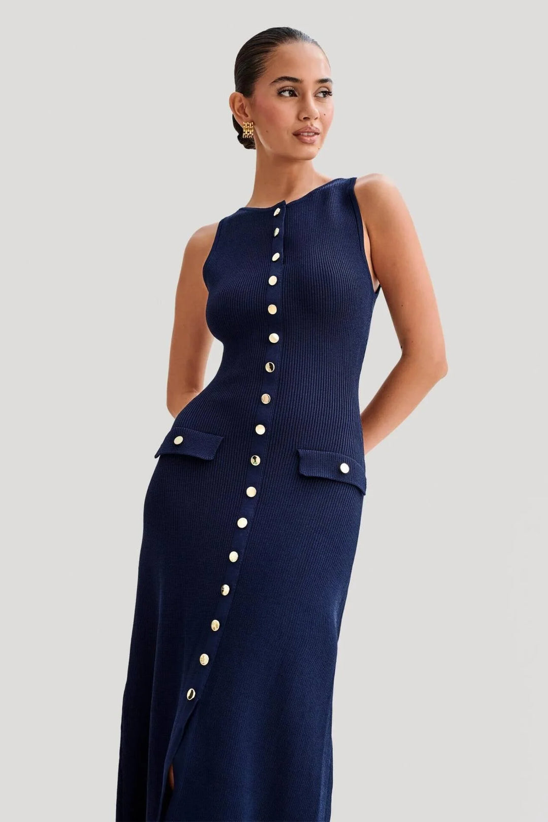 Sleeveless midi dress with button front, in a soft linen blend, perfect for summer outings and casual occasions.