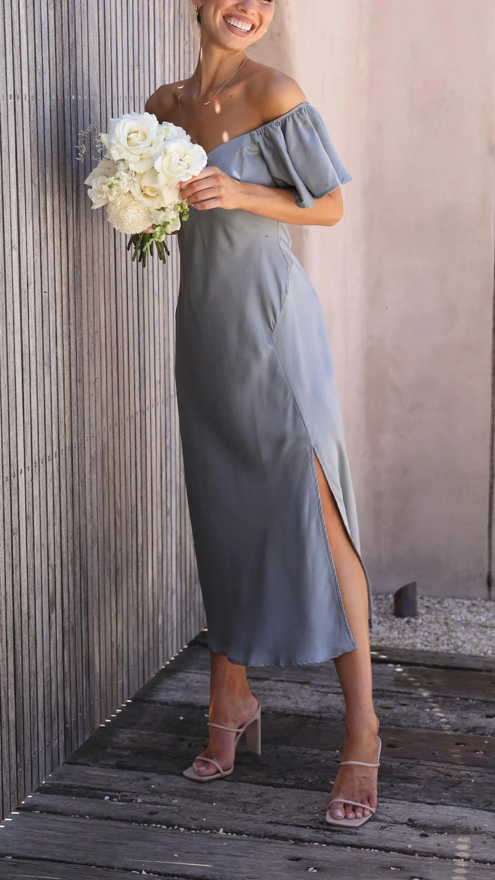 Off-shoulder maxi dress in flowy fabric with slits. Perfect for summer with a comfortable and stylish design.