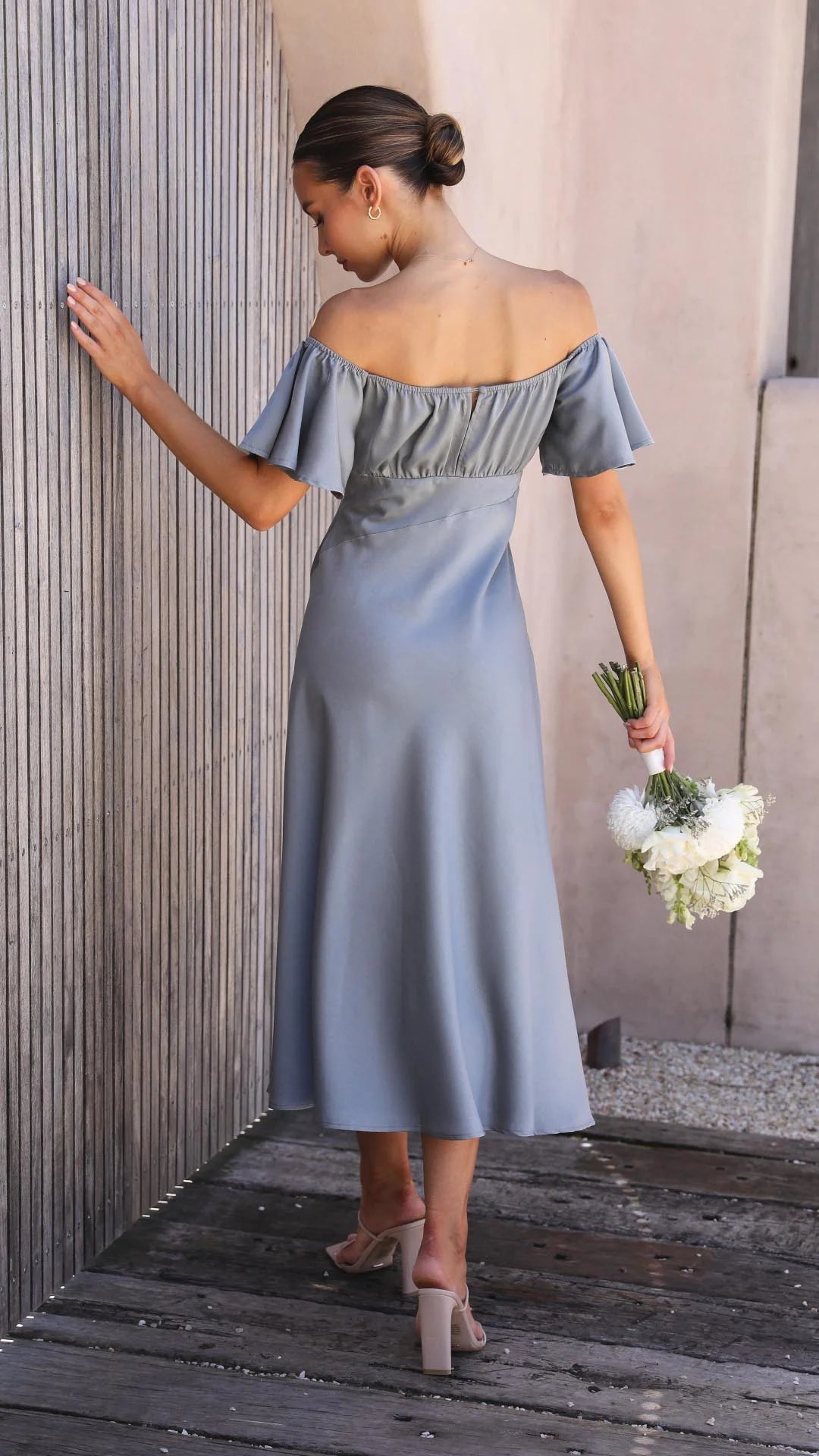 Off-shoulder maxi dress in a flowy design with slits. Made of lightweight fabric. Perfect for casual or beach outings.