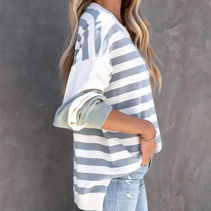 "Striped pullover in cool shades, made of soft knit fabric, perfect for a casual and trendy look."