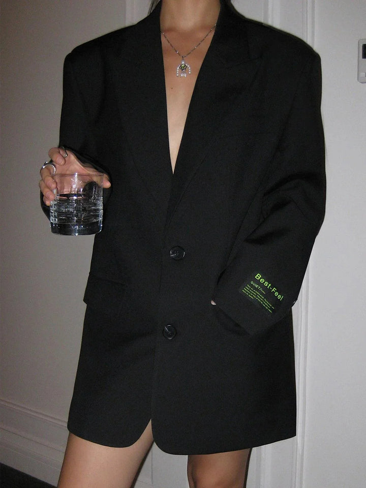 Black oversized blazer with sleek buttons and pockets. Tailored fit in a soft, structured fabric for a polished and trendy…