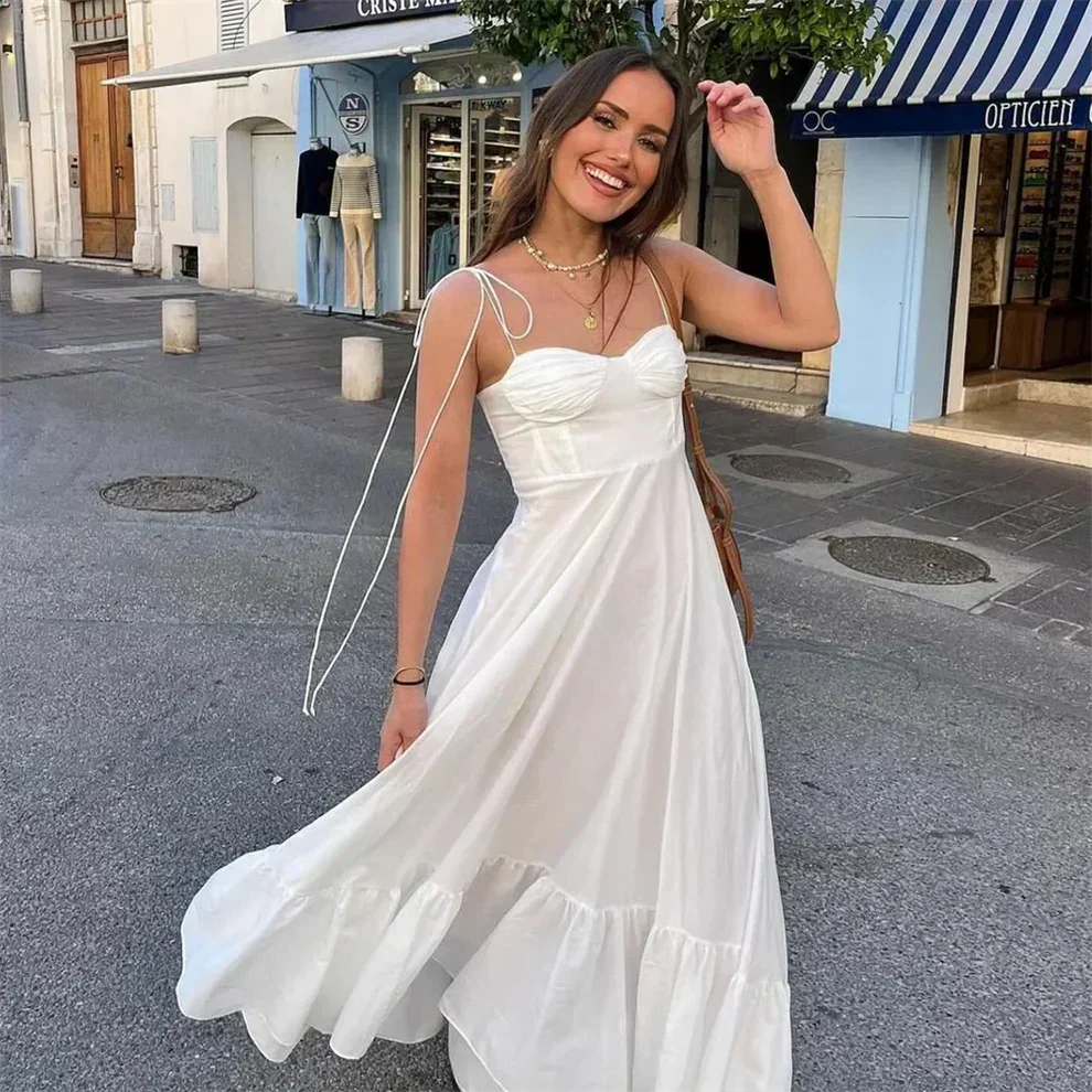 White maxi dress with ruched bodice, perfect for a modern and elegant look. Made with soft and comfortable fabric for…