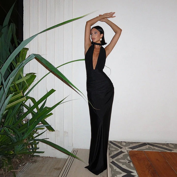 Black floor-length dress with halterneck design, perfect for evening events. Made of satin material with a chic and elegant…