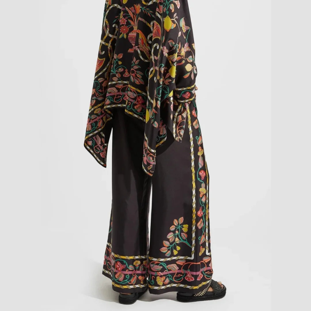 "Jasper bohemian set in light fabric, perfect for spring days. Includes versatile pieces with intricate patterns and earthy…
