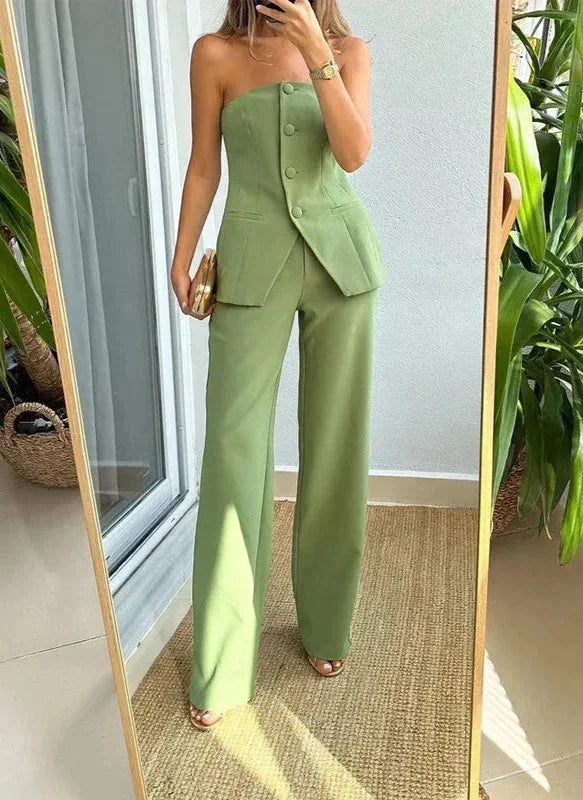 Green strapless top and high-waisted pants set, made of soft linen fabric. Chic and stylish outfit for a trendy look.