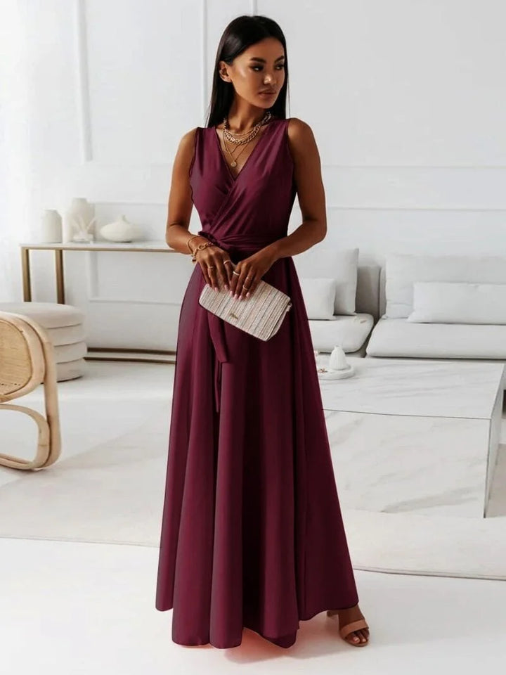 Sleeveless Wijnrood maxi dress with V-neck and pleats, made of breathable fabric.