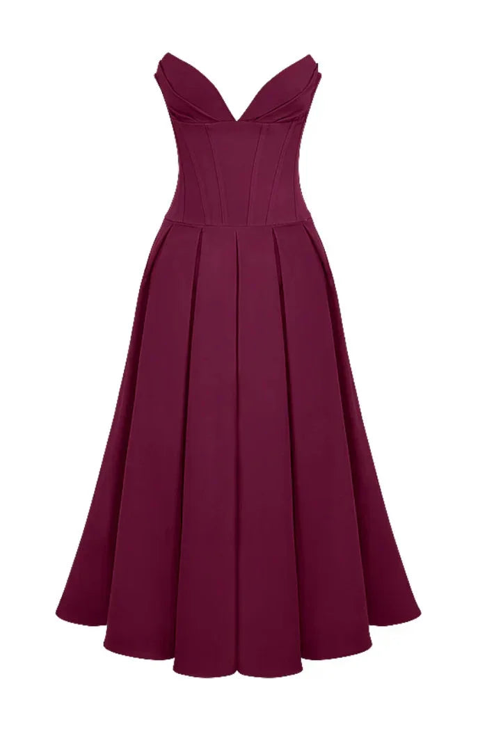 Strapless A-line midi dress in Kirra design, featuring a corseted bodice. Made of lightweight, flowy fabric in a versatile…