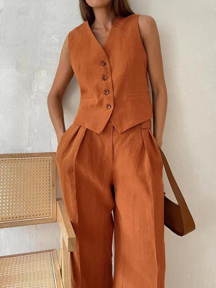 "Sleeveless top and wide-leg pants set in delicate lace fabric with a relaxed fit, perfect for a casual yet stylish look."