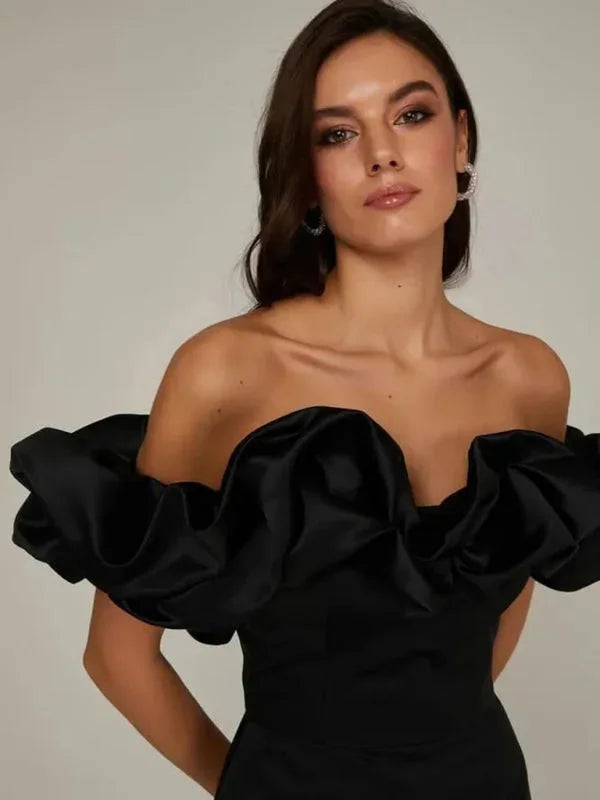 Off-shoulder dress with ruffles, made of high-quality fabric, the Lois dress features a fitted silhouette.