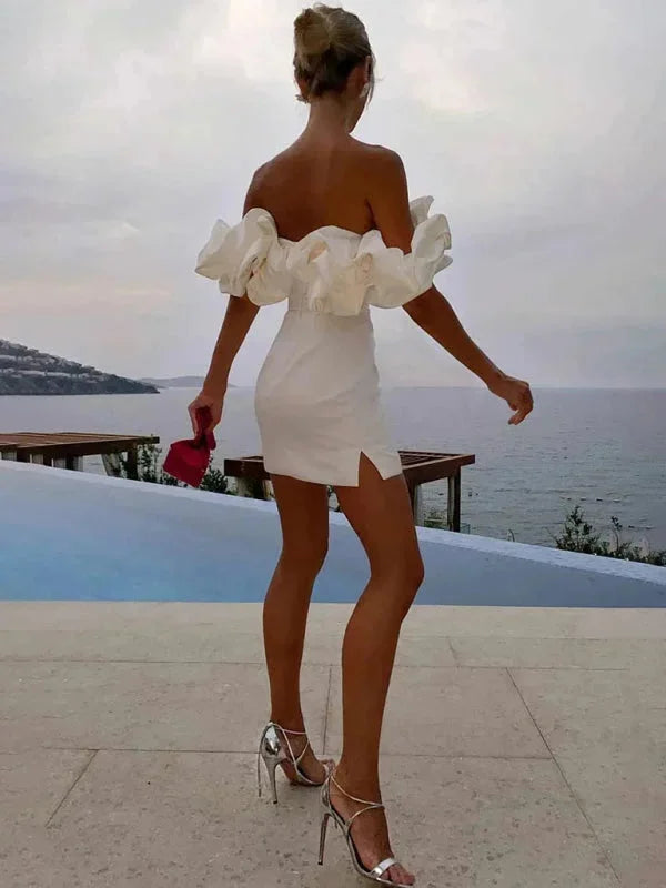 Off-shoulder dress with ruffles in a fitted design by Lois. Made from soft, flowing fabric. Feminine and stylish for any…