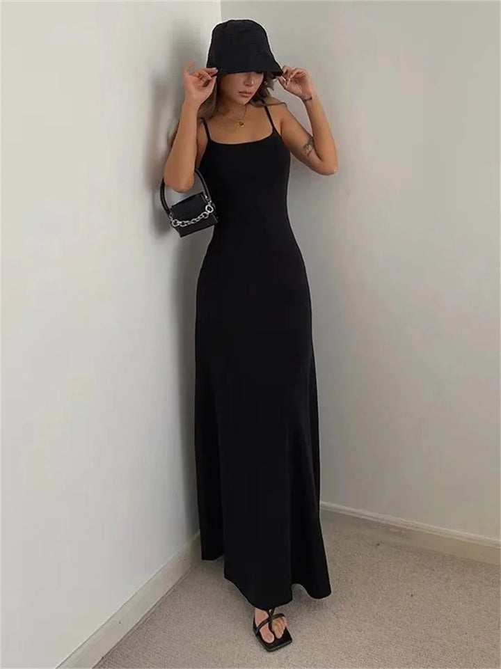 "Sleeveless black maxi dress with slim silhouette, ideal for formal occasions. Made with a flowing fabric for elegant and…