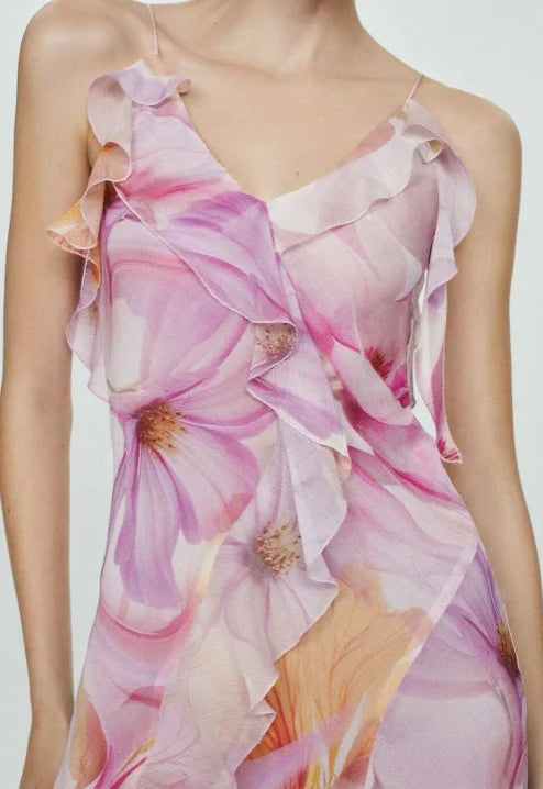 Floral asymmetric dress with ruffles in a summery design, made of lightweight chiffon fabric.