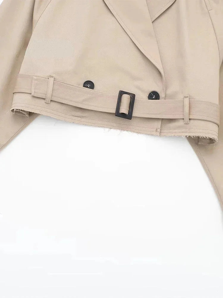 Cropped trenchcoat in beige with stylish buckle detailing made of premium lightweight fabric.