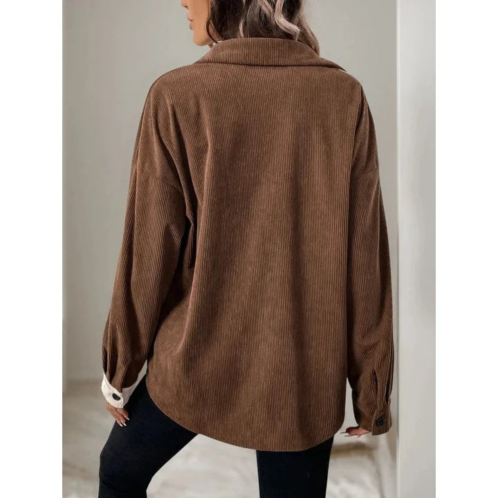 Two-tone button-up blouse with pockets, made of lightweight cotton blend. Features a tailored fit and stylish contrasting…