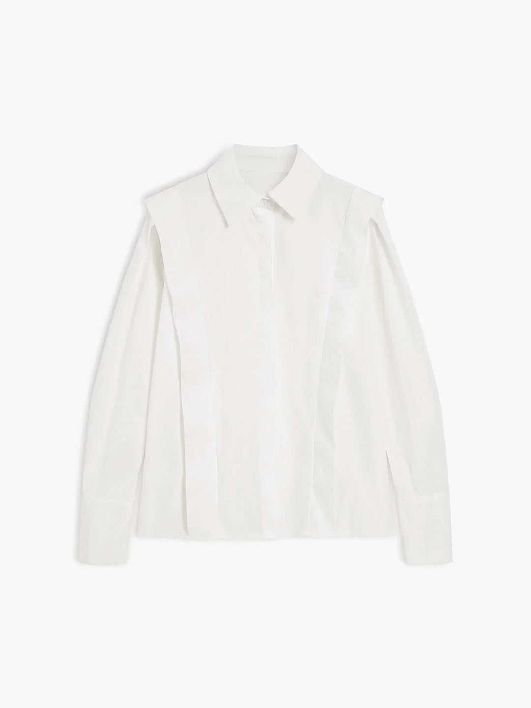 Oversized shirt with button details in a chic design by Mavis, made from soft cotton for a comfortable and stylish look.
