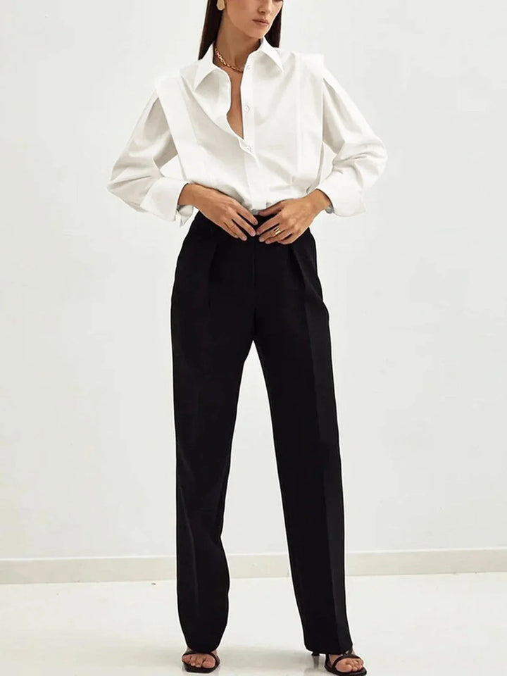 Oversized shirt in white with button detail, perfect for a casual chic look, made from soft and comfortable fabric.