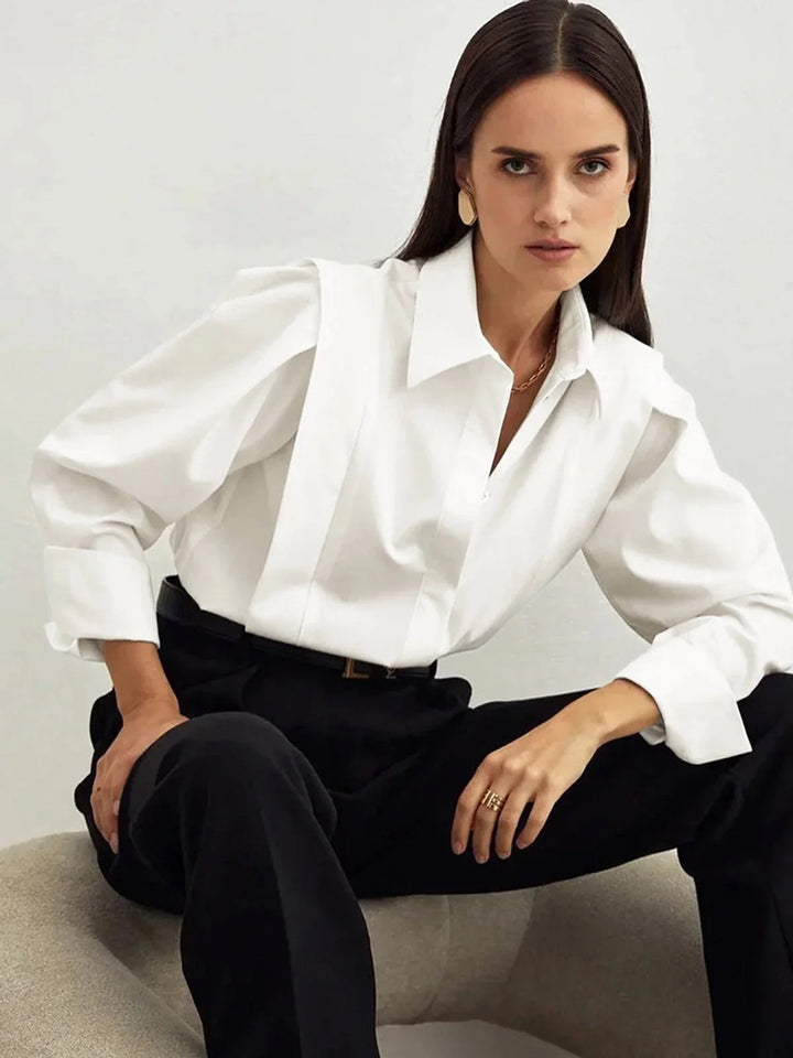 Oversized white shirt with button details, perfect for a casual look.