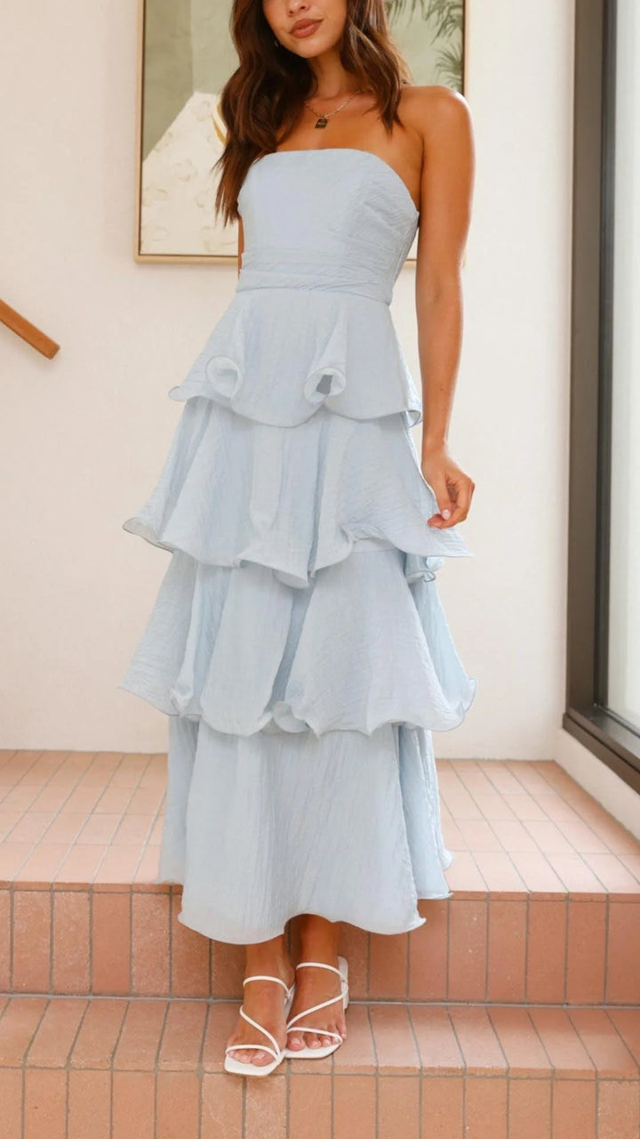 Strapless tiered dress with elegant layers in soft chiffon and intricate lace details. Perfect for special occasions and…