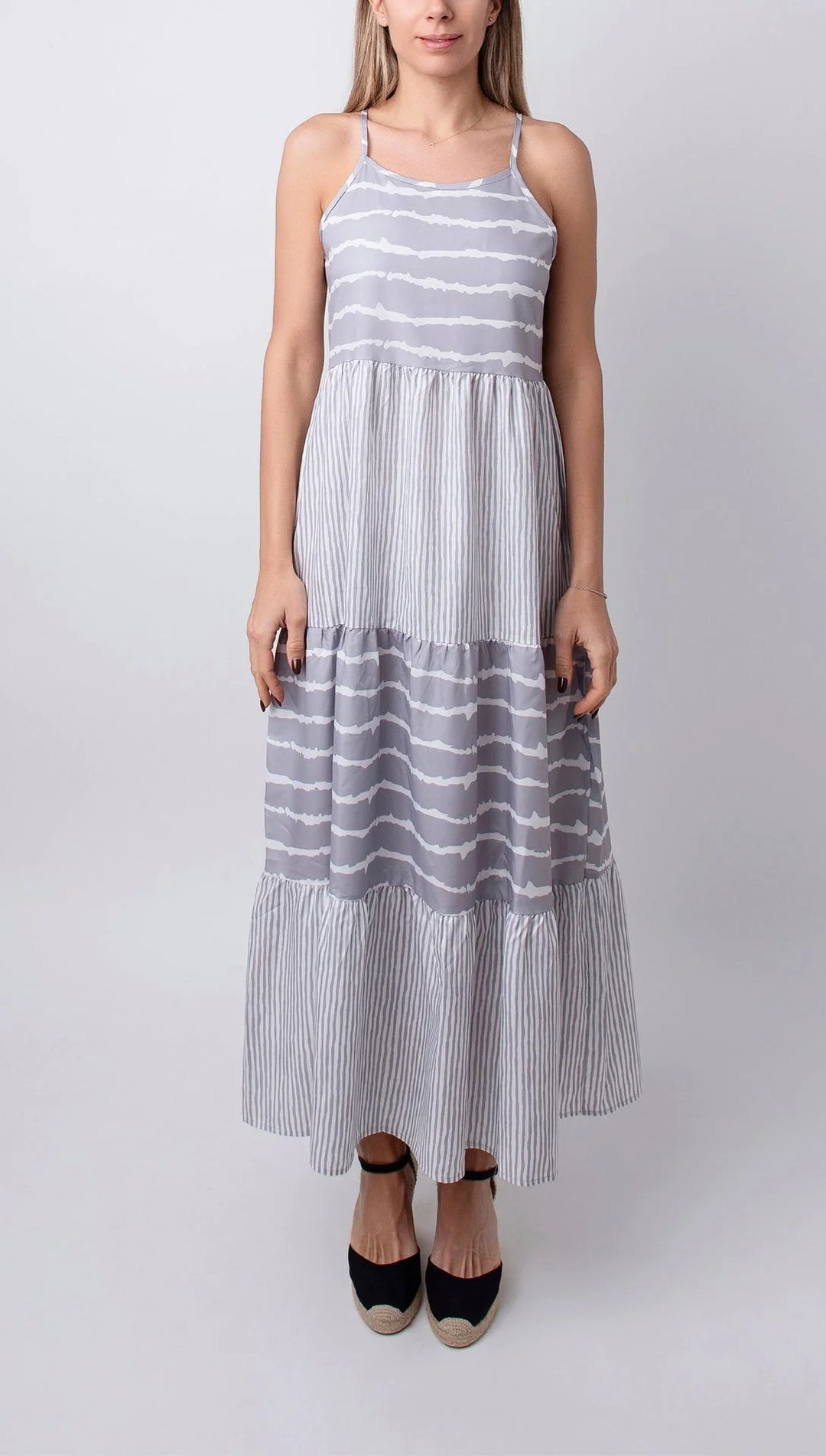"Sleeveless grey maxi dress with tiers made of soft, flowing fabric in Fresno, featuring a relaxed silhouette and elegant…