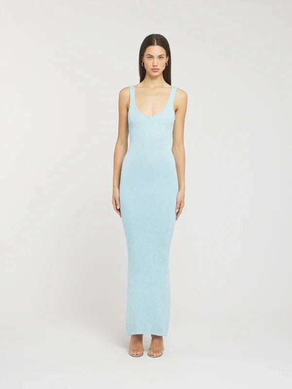 Sleeveless evening dress in sparkly material, sleek design with a classy touch.