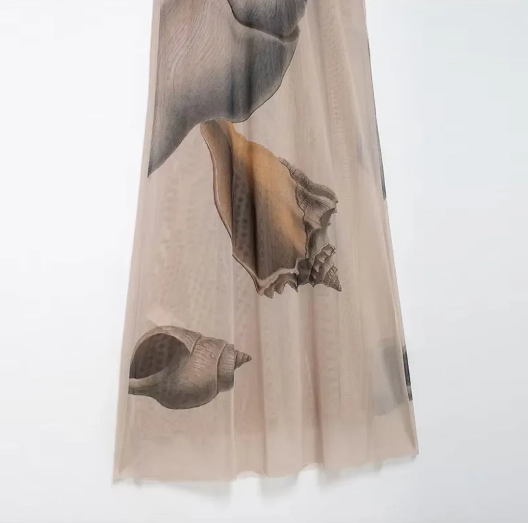 Beige maxi dress with shell print, featuring an elegant and sophisticated design, perfect for any occasion.