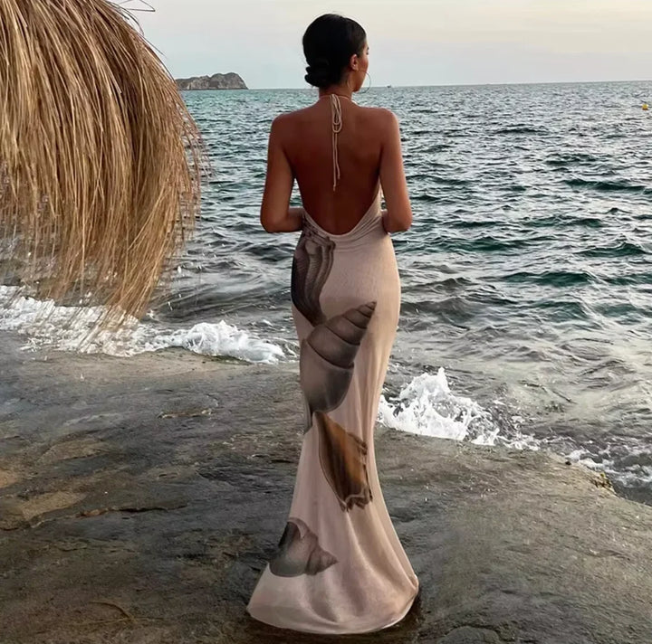 "Beige maxi dress with shell print, perfect for a beach day, made of comfortable and flowy fabric."
