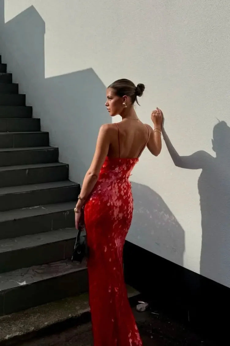 Red sequin maxi dress with deep neckline, perfect for a glamorous look at special events. Shimmering sequin fabric adds…