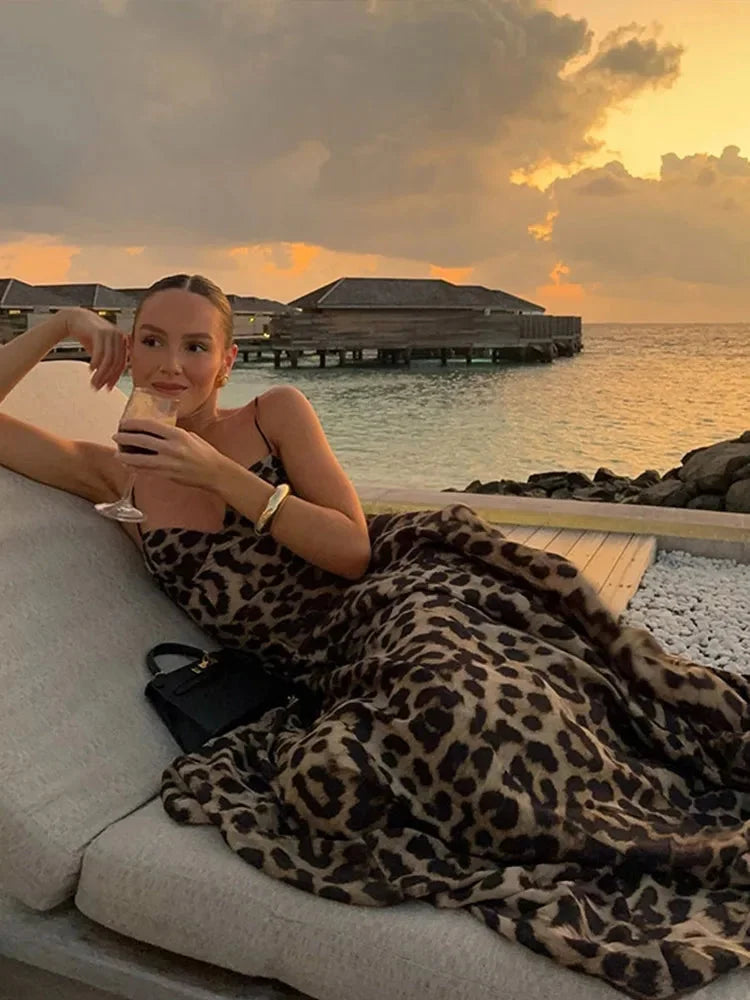 Sleeveless leopard print maxi dress made of flowy fabric, perfect for a day out or sunny evenings.