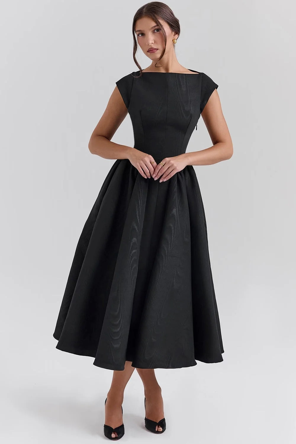 Dark green mid-length dress with a sculpted bodice design. Made of high-quality fabric with a flowy silhouette perfect for…