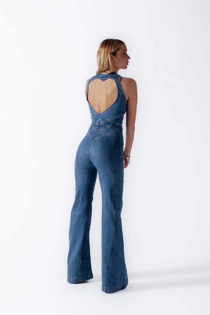 Sleeveless blue denim jumpsuit with zipper closure, casual chic style, perfect for a day out or a relaxed summer look.