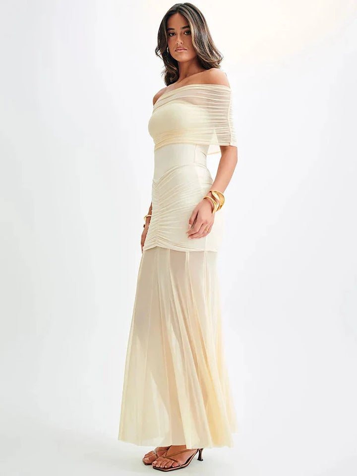 Off-shoulder maxi dress in Sonora style, featuring a ruched bodice. Made of soft and flowy material, perfect for a breezy…